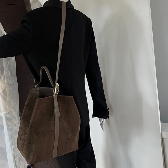 Old Navy Faux Vegan Suede Carrie Bucket Bag with Shoulder Crossbody Strap - New - Picture 8 of 10